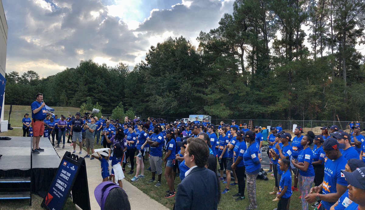 HandsOnAtlanta's tweet image. Hands On Atlanta Week is officially under way! We started the morning with 200 volunteers from @delta, our friends @kaboom and the @kippsoulprimary community! #deltaserves #atlserves #kippsoulprimary #playmatters