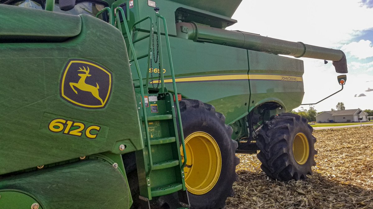 farmwerner's tweet photo. Switched to corn! SUBSCRIBE TO THE YOUTUBE: Werner Farms (link in bio!) #wernerfarms #johndeere #yetterfarmequiptment #stalkdevastators #S690 #kondex #kx7 #harvest19 https://t.co/nXzNNi35LR