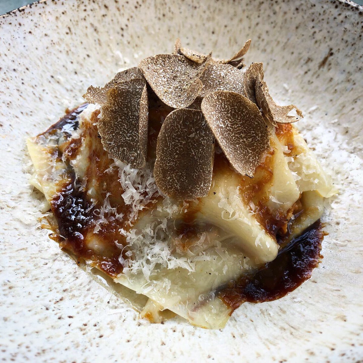 Lasaña de pollo, parmesano, niscalos y trufa