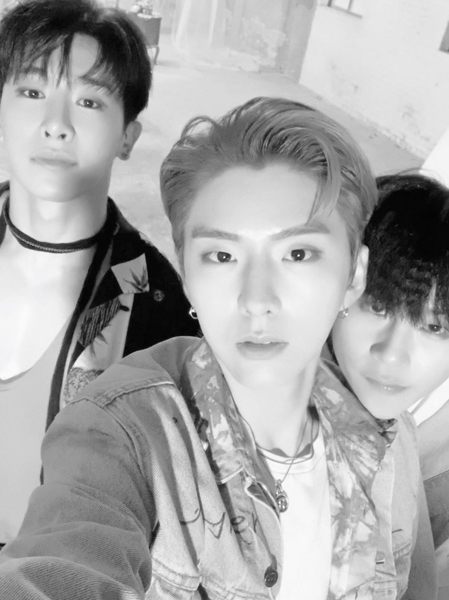 Official_MX_jp's tweet photo. [#MONSTA_X]    
#X_Phenomenon  MV BEHIND part2
その１
#ショヌ #SHOWNU  #IM
#ウォノ #WONHO  #キヒョン  #KIHYUN  #ジュホン #JOOHONEY
#ミニョク #MINHYUK   #ヒョンウォン  #HYUNGWON
@OfficialMonstaX https://t.co/HV4JCx5f8W