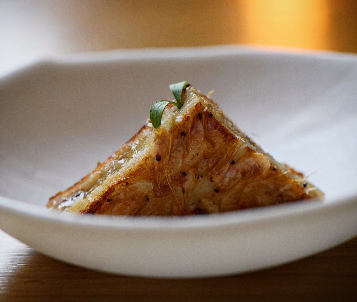 Un clásico de Mont Bar durante 5 años, nuestra versión del bikini: Sandwich de pies de cerdo, camarones y cantonesa⁣

#montbar #bikini #graciasporvenir #instafood #barcelona #españa #eixample #sandwich #sandwichesofinstagram #enjoy #waitingforyou #bcnfoodies #foodislife