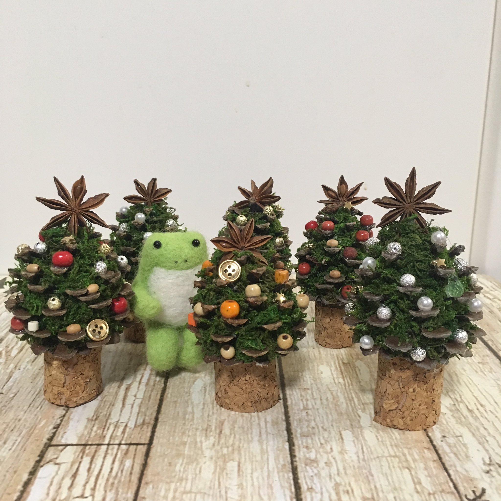 かえる日和 Lineスタンプ 絵文字販売中 保育園のバザー用に松ぼっくりでクリスマスツリーを沢山作りました かえる カエル 松ぼっくり クリスマスツリー ハンドメイド 羊毛フェルト T Co 8lcnwsiqqn Twitter