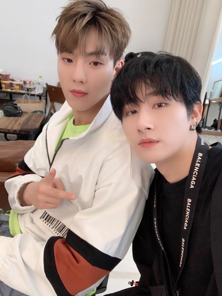 Official_MX_jp's tweet photo. [#MONSTA_X]     
#X_Phenomenon  MV BEHIND part2
番外編
#ショヌ #SHOWNU  #IM
MVメイキングの写真がうまく撮れず再撮影。ジャケット写真撮影時のふたりを「連写」セルカでお届けします。
@OfficialMonstaX https://t.co/iJqTGPEf1M