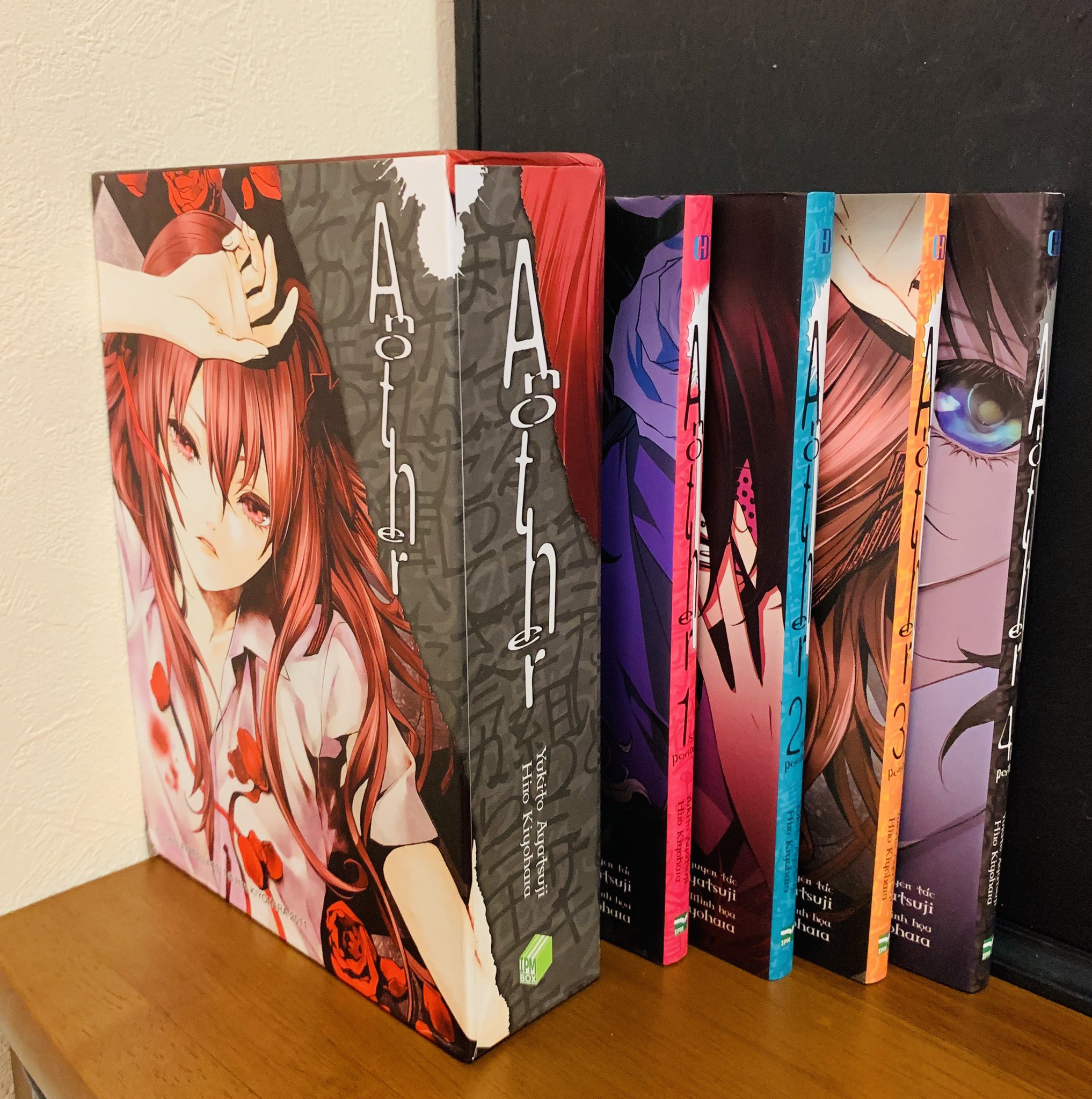 綾辻行人 清原紘さんによるコミック版 Another ベトナム語版の箱入り4巻セット 見本が届きました T Co 9u3emnsrji Twitter