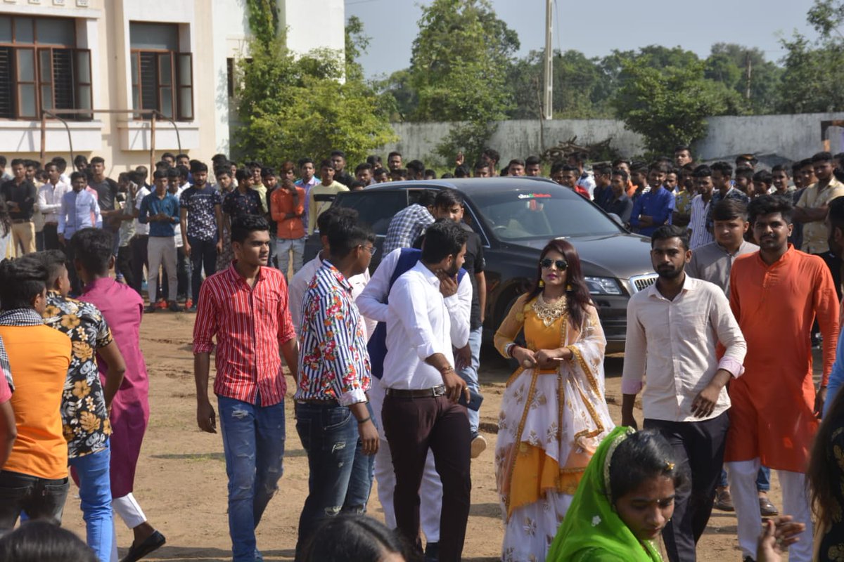 IDivyaChaudhary's tweet photo. Morning Show Navratri Fastival Day 7th In Vadgam College Student Friends Invited me Full enjoying Students friends Forever....
#DivyaChaudharyOfficial #DivyaChaudhary #DC #Live2k19 #TelecastMusic #LivePogram2K19 #VadgamCollege #HeloAccount #ShareChatGujarati #heloAppMusic https://t.co/evBkXK7Sn5