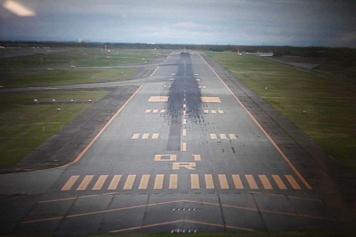 バるタん燦々 今日の落穂拾いを まず神戸空港 新千歳空港ana577便 神戸空港から まず西へ 1枚目の写真は明石海峡大橋上空です 2枚目はわかりにくいけど下北半島 3枚目は北海道 日高方面 4枚目の着陸直前の機外カメラ映像です