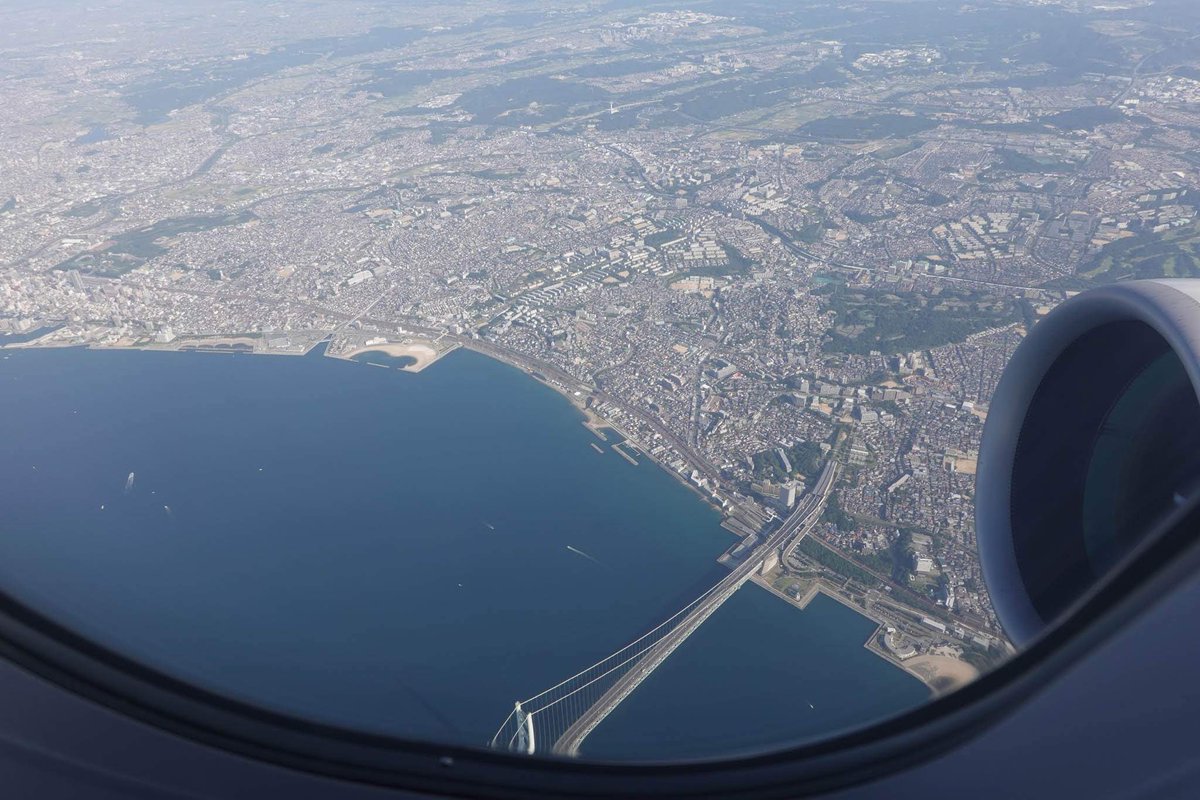 バるタん燦々 今日の落穂拾いを まず神戸空港 新千歳空港ana577便 神戸空港からまず西へ 1枚目の写真は明石海峡大橋上空です 2枚目はわかりにくいけど下北半島 3枚目は北海道 日高方面 4枚目の着陸直前の機外カメラ映像です T Co