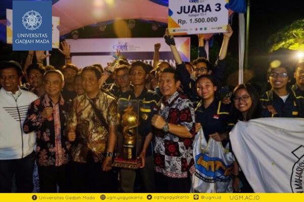 UGMYogyakarta's tweet photo. Pada KRTI tahun ini UGM berhasil mendominasi perolehan medali dengan meraih 2 emas, 1 perak, dan 1 perunggu, serta 1 penghargaan respon terbaik. Selamat!
#gamaforceugm #krti #ugmindonesia #kawanugm https://t.co/DxJAMk0zjM