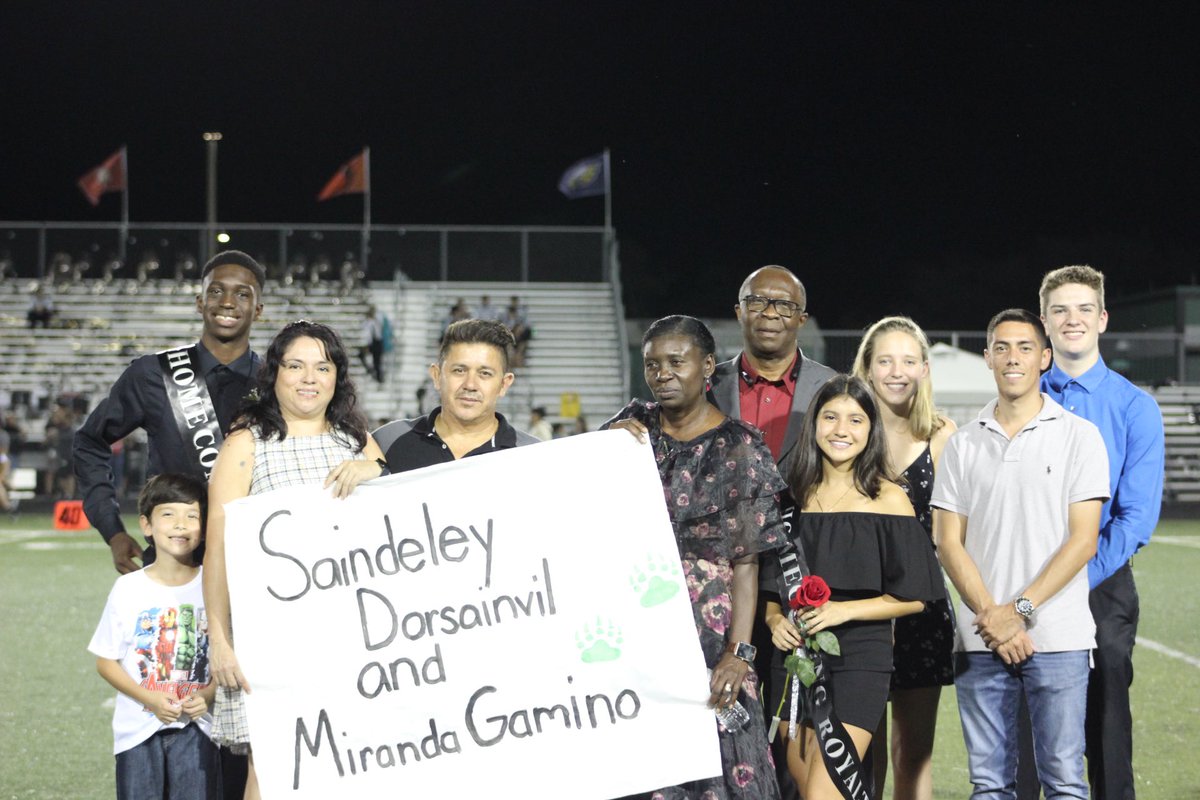 MirandaGamino's tweet photo. Had a great time at the Homecoming game 🎉 https://t.co/x88peOn3K6