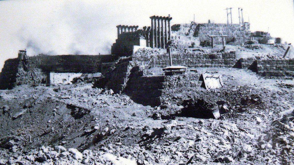 הקומנדו הסורי כבש את החרמון ביומה הראשון של המלחמה. ב-15 באוקטובר, לאחר תשעה ימים של מצור על מוצב החרמון, יצאו ממחבואם חיילי גולני במוצב ונלקחו בשבי הסורי. במהלך כיבוש המוצב נהרגו 13 מחיילי צה"ל, 31 חיילים נכנעו לסורים ונפלו בשבי.(ויקיפדיה)מוצב החרמון, 1973, מתוך מוזיאון גולני.