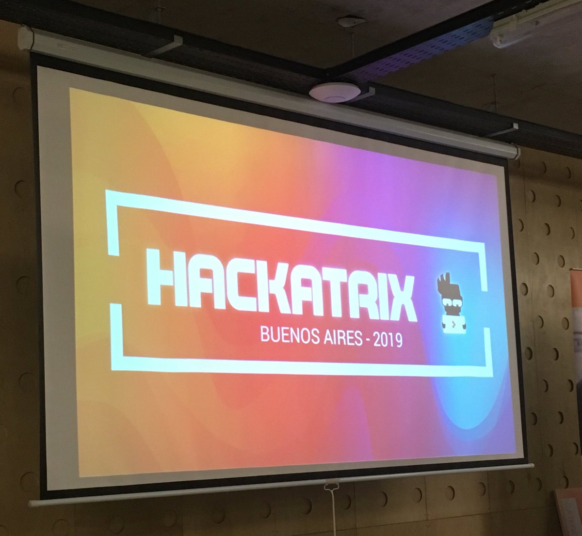 mer_aven's tweet photo. 👩🏼💻#hackatrix https://t.co/BChIenQaoI