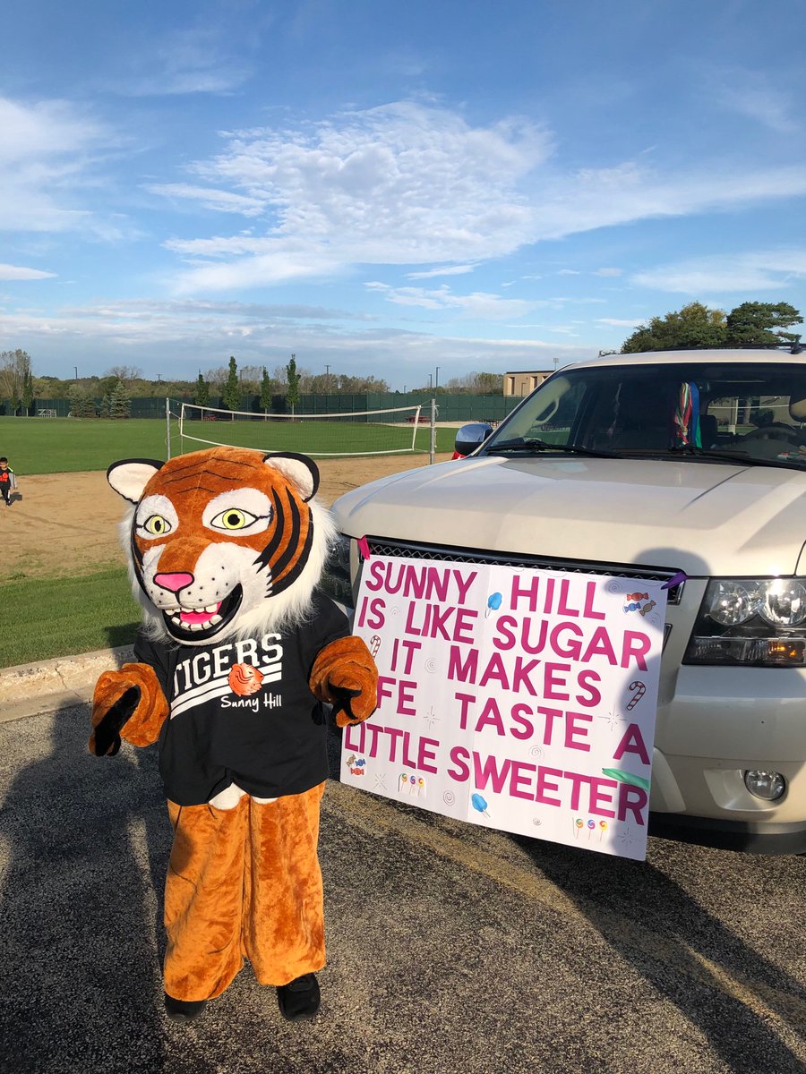 We are almost ready for the parade!! 
Ya casi listos para el desfile!!