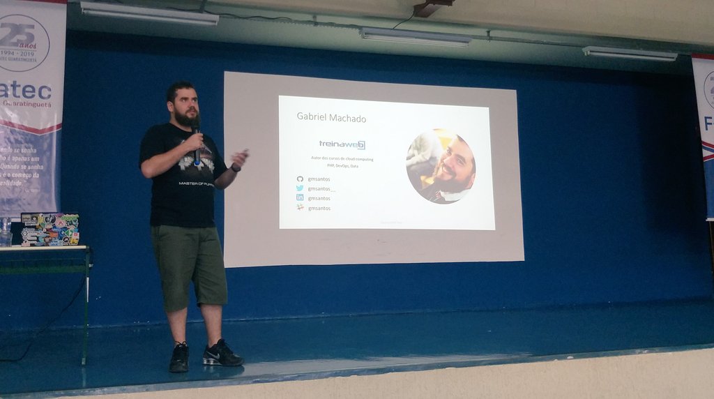phpvale's tweet image. Nesse momento @gmsantos__ falando sobre Logs no Meetup do PHPVale