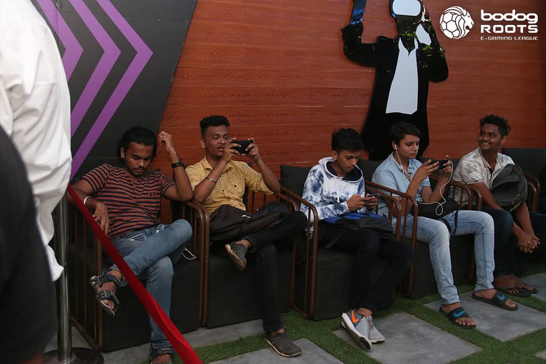 RootsESports's tweet photo. There is no better feeling than coming out to cheer and support their favorite teams, watching them live in the first ever Roots E - Gaming League.
Check out the best shots of the Fans 📸

@thebodoglife @SmaaashLive #Bodog #RootsSmaaashEgames #PUBG #PUBGM #PUBG_MOBILE https://t.co/MSYU83D97S