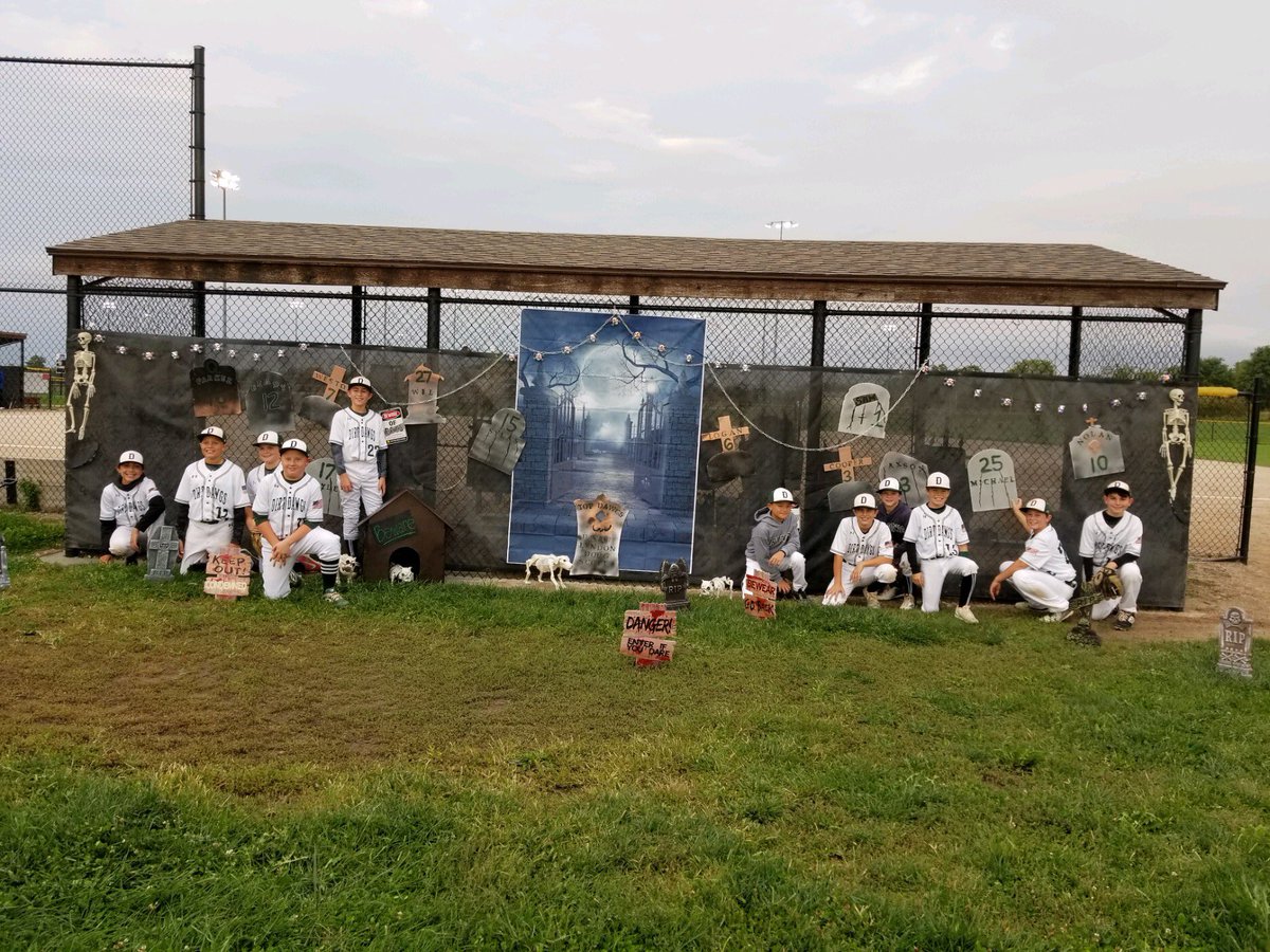 jacque__wilson's tweet photo. Check out this dugout!!! Beware of the Dawgs!#MidwestDirtDawgs12UAA #2019MonsterBash @PlayMSP @DawgsMidwest https://t.co/xsosRbIuPe