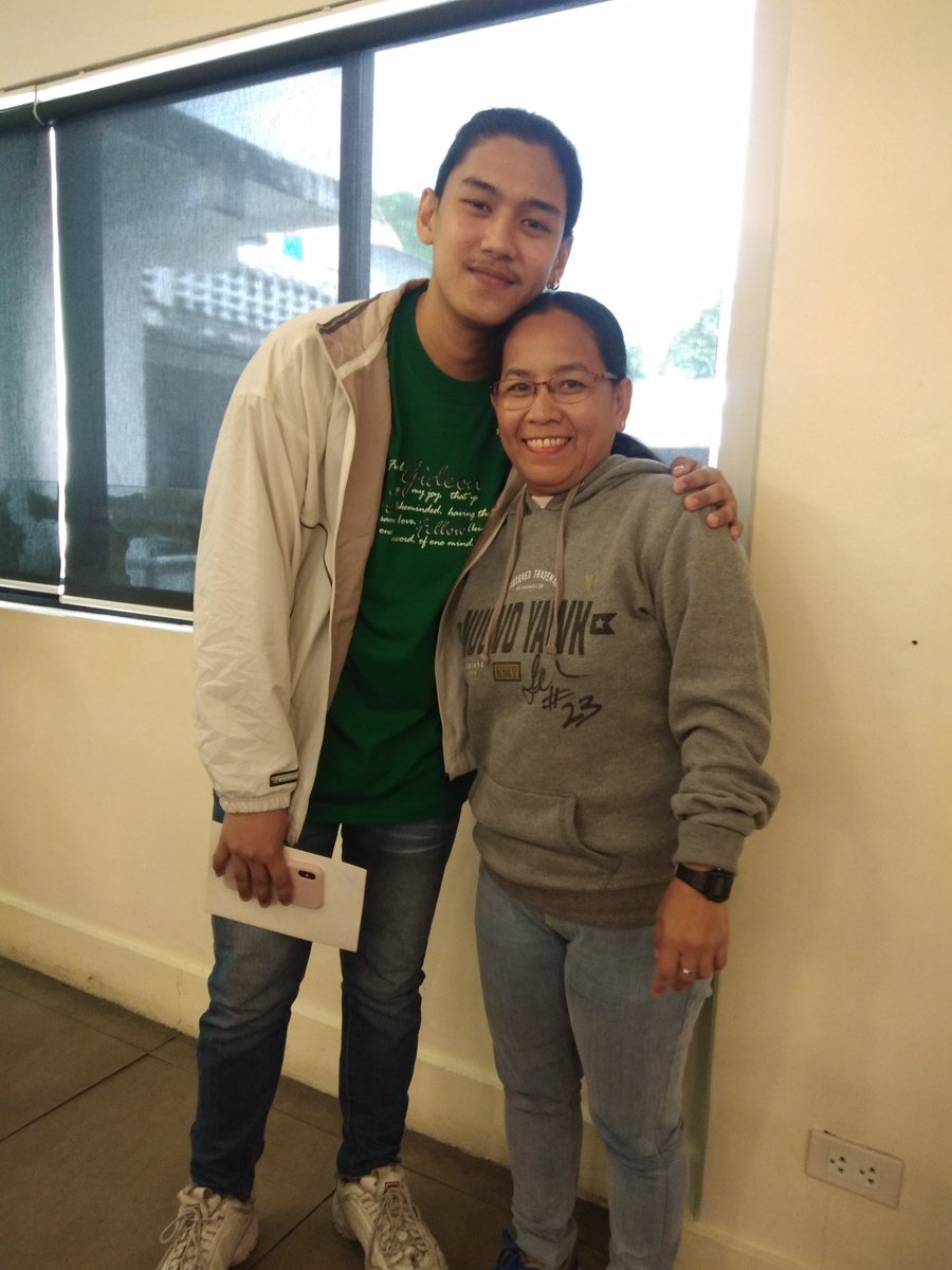 bontrose2's tweet photo. #TeamLoveFirstMnG
Ung dati tuwang tuwa na ako pag nagrereply ka sa comment ko ngayun nakita n kita in person๐๐๐ung lahat kmi nagsabi hala ang gwapo niya, ang layo pag sa picture ha in fairness gwapo sa personal ayee https://t.co/zRlibzjOOY