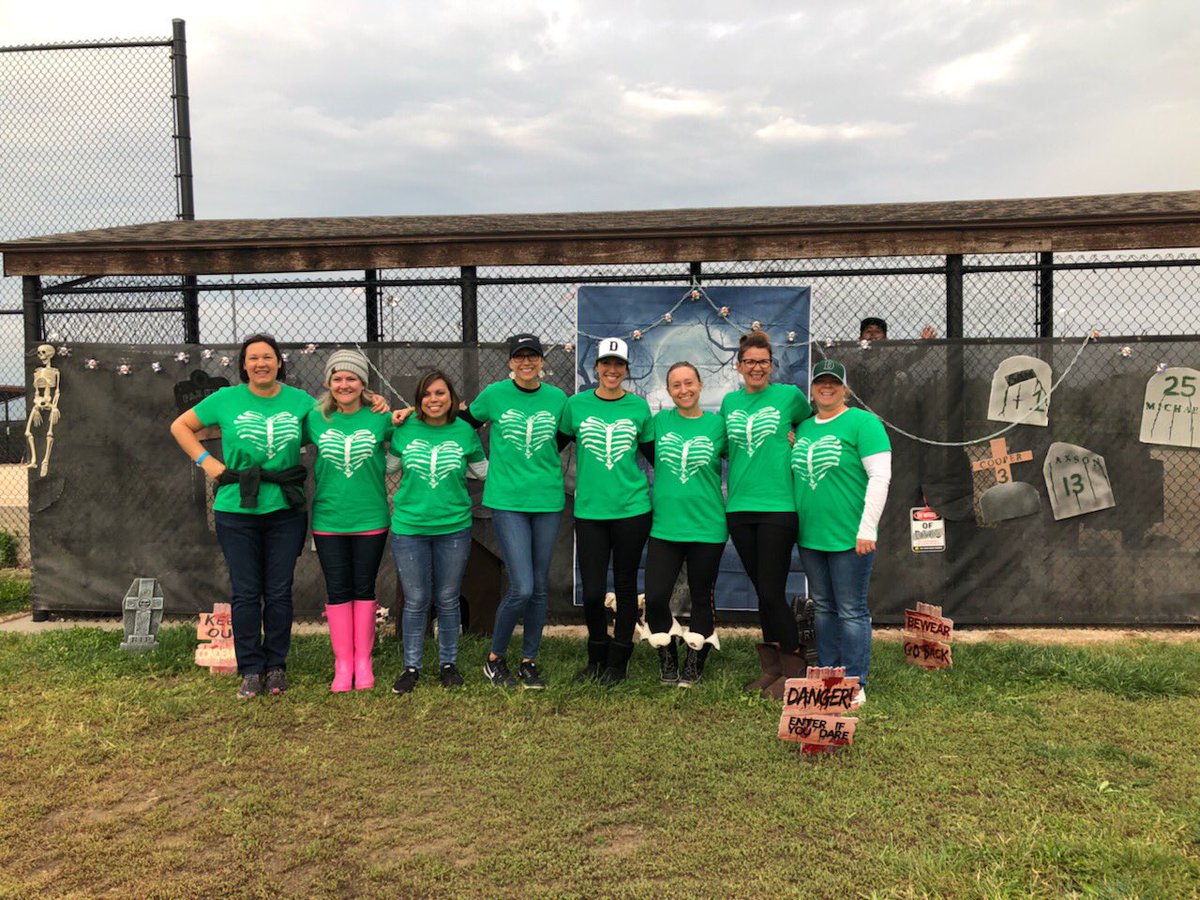 jacque__wilson's tweet photo. And here are the amazingly creative moms who made this happen! Proud to be a part of this team!! #MidwestDirtDawgs12UAA #2019MonsterBash @PlayMSP @DawgsMidwest https://t.co/fyfvrT8495