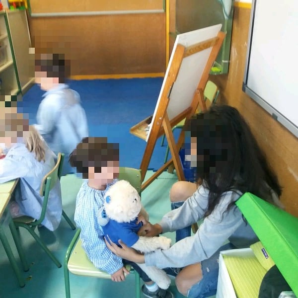ceip_sol's tweet photo. Los alumnos sordos mayores del cole han trabajado con todos sus compañeros desde Infantil hasta sexto de primaria la importancia de la lengua de signos y sobre lo que sienten las personas sordas. Bravo por ellos. Han trabajado mucho y muy bien. https://t.co/q5E3o7ov3X
