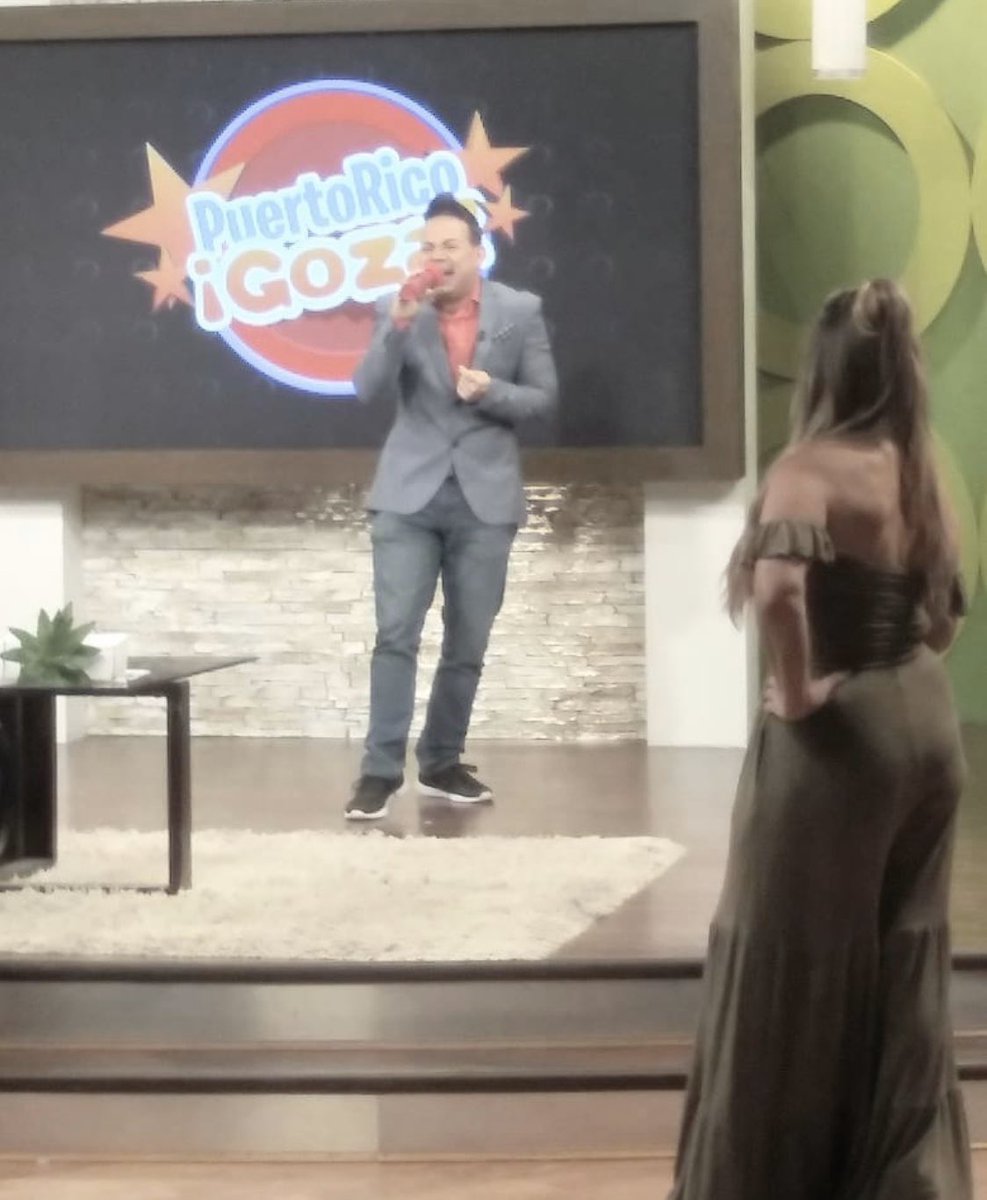 SoyCarlitosR's tweet photo. Preparándonos para este lunes, con PUERTO RICO GOZA, en @diaadiat2 a la 1pm por Telemundo @telemundopr #tamosenvivo #alexpj #puertoricogana #comedy #working #parody https://t.co/cas9nuxMyI