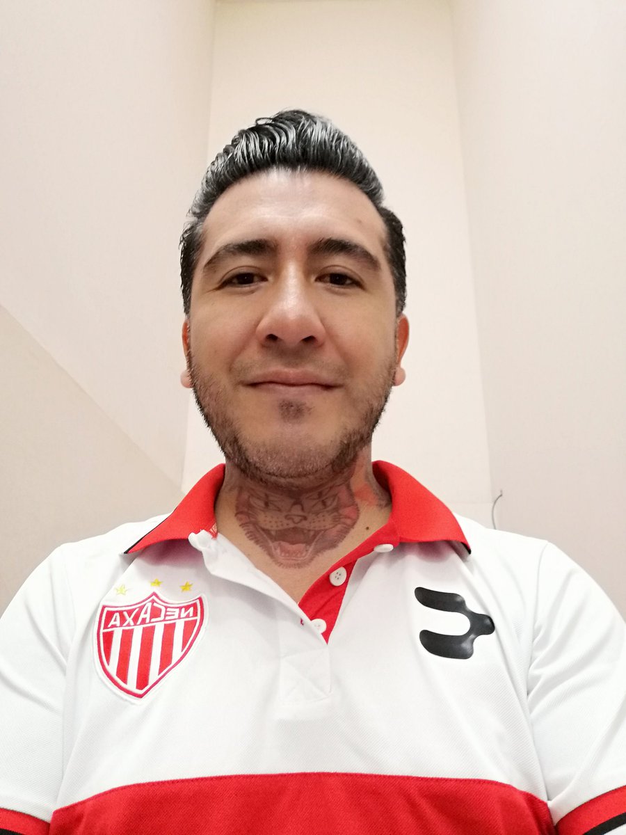 LosRebellys's tweet photo. No sabía que ponerme para ir a trabajar hoy, y mejor me puse 'Guapo y feliz' por la victoria de mi @ClubNecaxa @CharlyFutbol , Sean felices, buenos días CARAJOOOO!!! 😎⚡🇦🇹⚡👏👏👏 #MORvsNEC #Necaxa https://t.co/fU4O1WYxCn