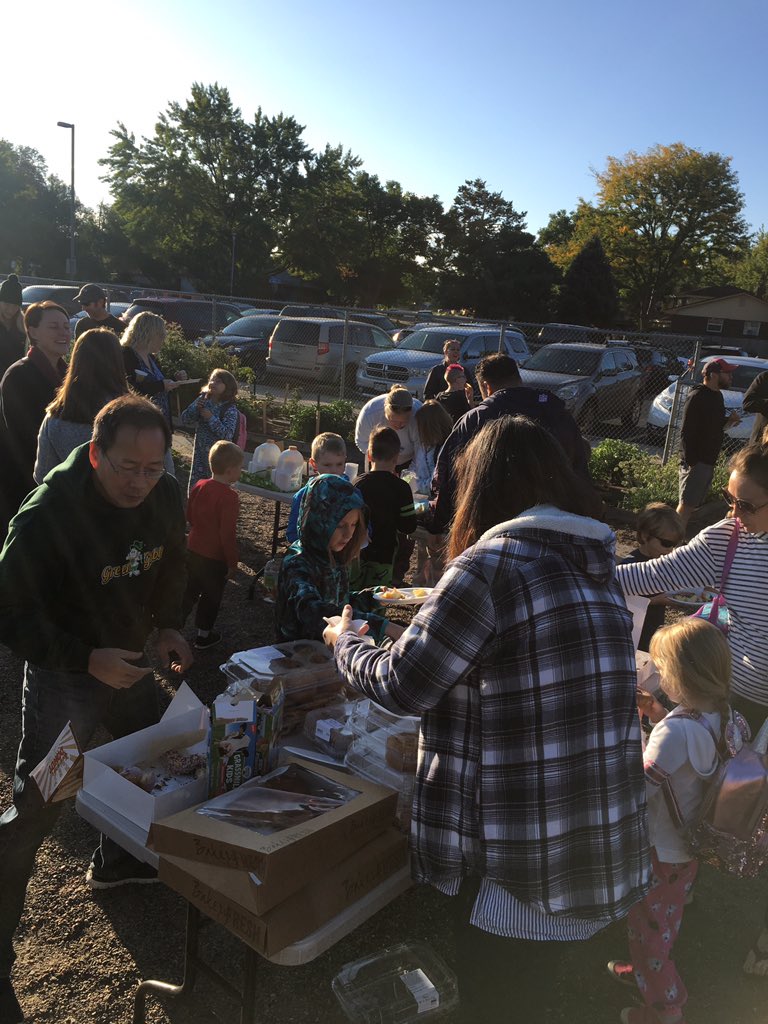 teamGGES's tweet image. Thank you to our amazing PTA for coordinating “Pajamas and Pastries” in the school community garden.  What a wonderful turn out and amazing community event! @JeffcoSchoolsCo @JeffcoPTA