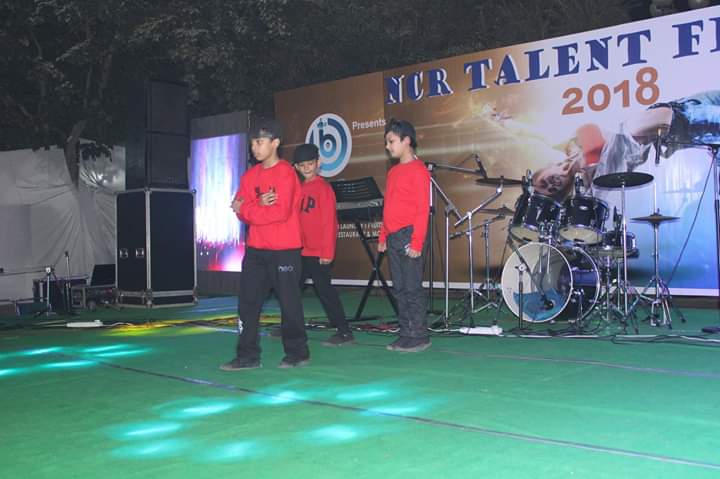 TuneEacademy's tweet photo. Mega Jam Session @ Swarn Jayanti Park - 24th Dec,18
#bandperformance #danceperformance #soloperformance #groupperformance
#TuneEJamSession #TuneEAcademy #MusicAndDanceAcademy #MusicClasses #DanceClasses #Indirapuram #liveperformances https://t.co/2ARRH1m2xn
