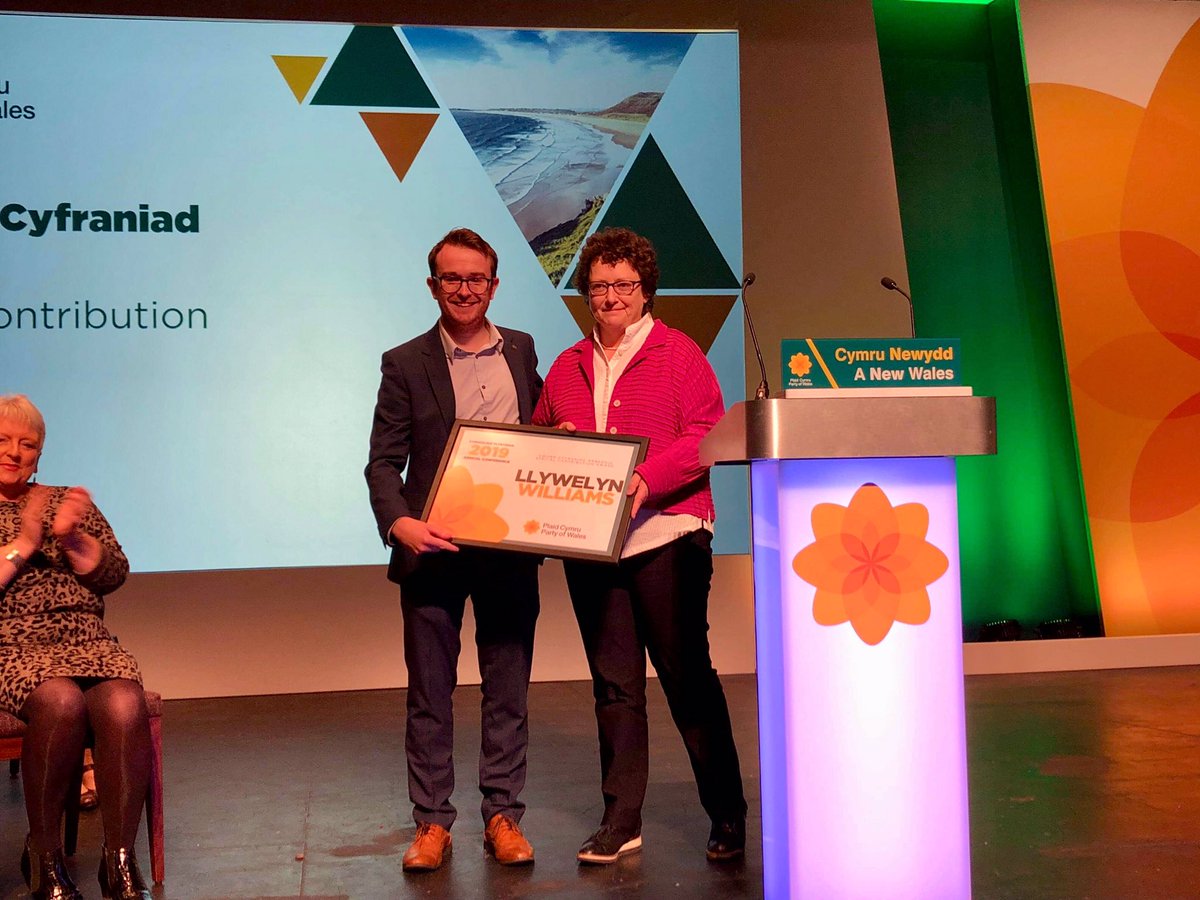 AledMorganH's tweet photo. Cyfle i gofio a chydnabod cyfraniad rhagorol Llew i'r Blaid heddiw. Teyrnged deimladwy gan @ElinCeredigion am un a gyflawnodd gymaint mewn cyfnod mor fyr. Braint oedd cael bod yna wrth ei ochr sawl tro. https://t.co/HLZKurpsLv