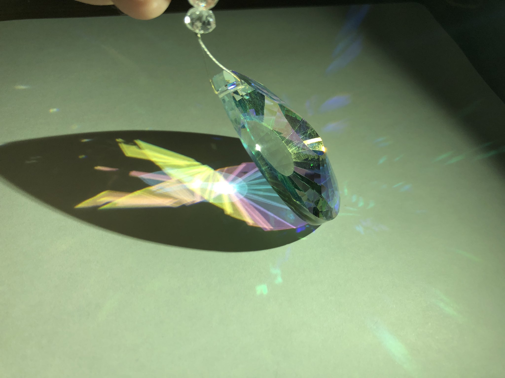 けもなー 話題になってたセリアのサンキャッチャー買ってきました 形はたぶん全3種類 2枚目は下に紙を敷いてiphoneのライトで照らしたところ 3枚目は電気を消してみたところです 綺麗 でも100均だから製作者さんの指紋が