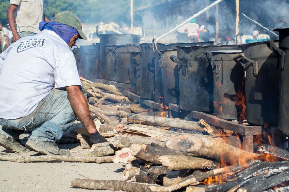 eec_lara's tweet photo. El Evangelio Cambia de la mano con Esperanza Por El Cambio, trabajan en función a la ayuda de nuestra nación como #SolidariosConNuestraGente https://t.co/dvb7bbLH6T