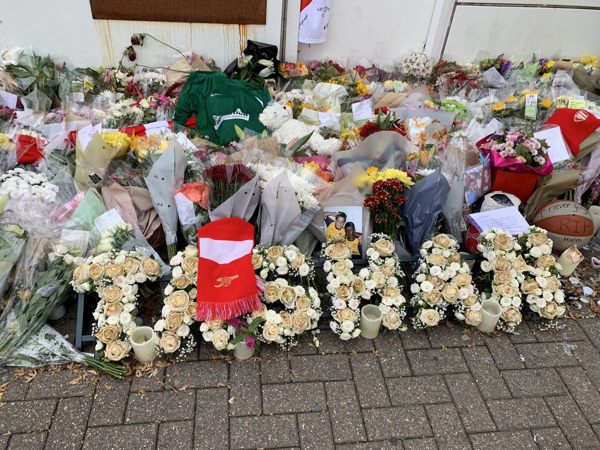 GUNNERMOONSKI's tweet photo. Laying flowers and arsenal scarf and having a drink to remember Tashan RIP 🔴⚪️#fightagainstknifecrime https://t.co/rxt5GESTZs