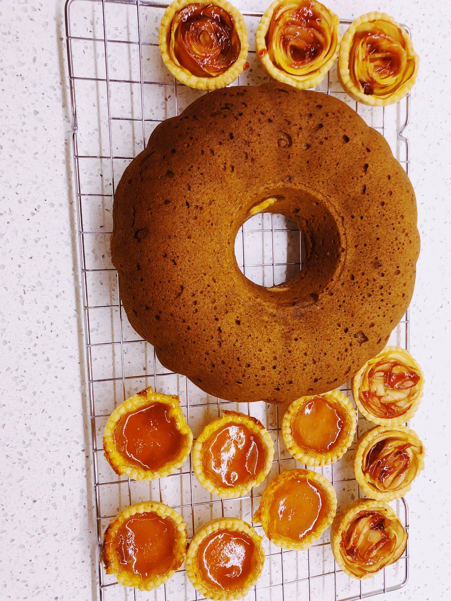 comftymonster's tweet photo. Baking all sorts today 🍰🥧 https://t.co/sUNgc0tQb8
