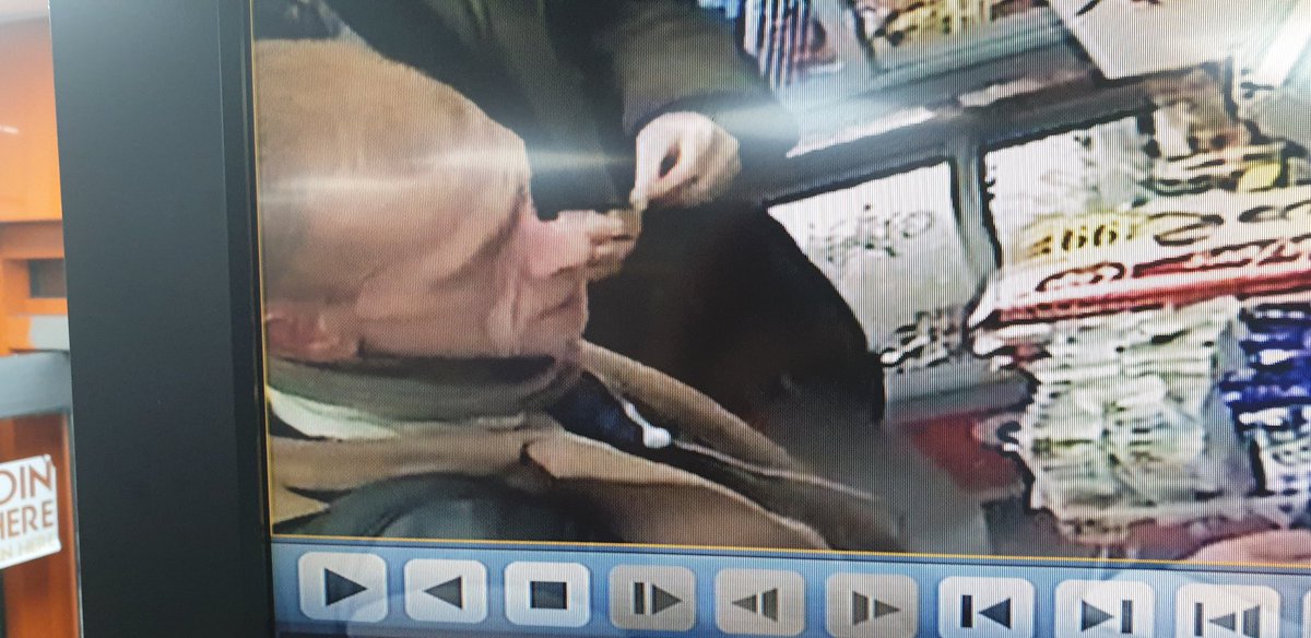 stevenjbarnett's tweet photo. This guy stole 3 laptops in N London this afternoon. One is my daughter's with a huge presentation which she desperately needs for Monday. Any help in identifying massively appreciated. https://t.co/Ex2Zy0GqyW