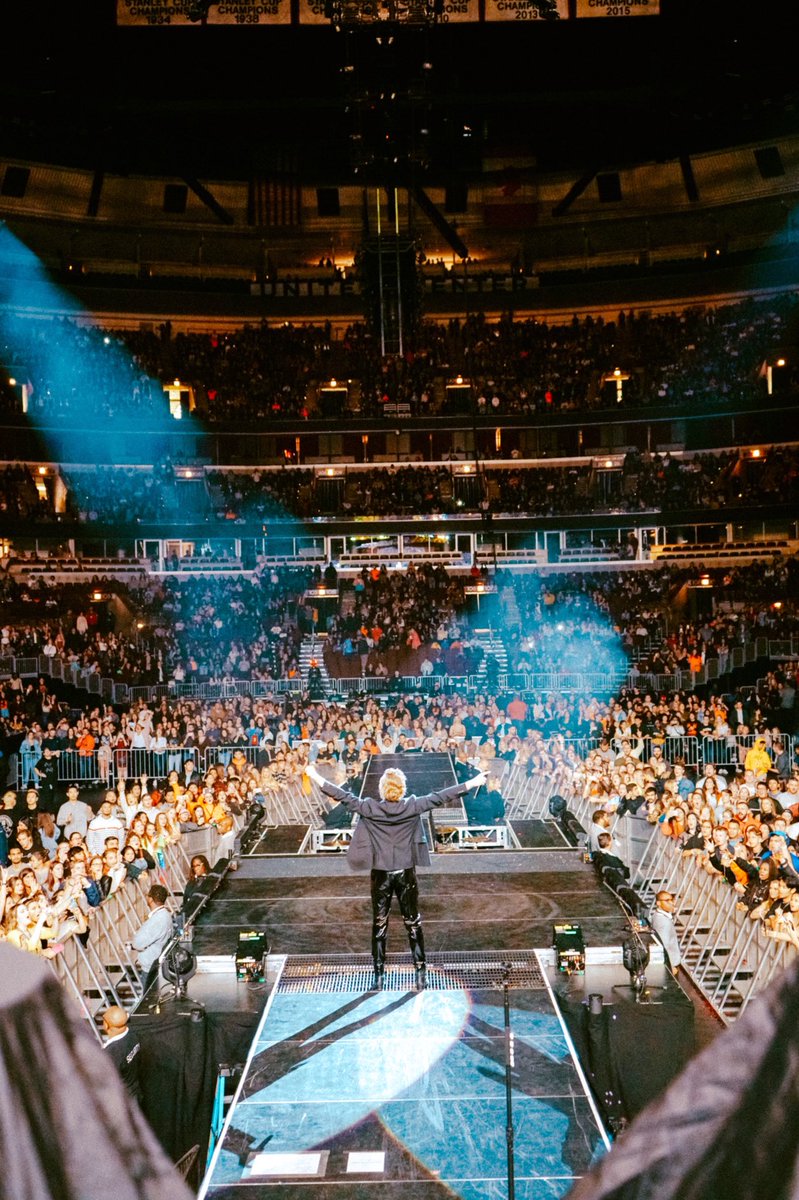 Luke5SOS's tweet image. shiny pants for the people