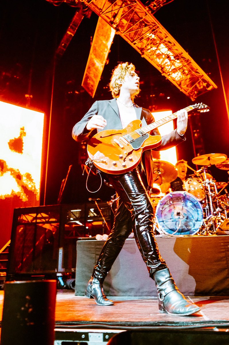 Luke5SOS's tweet image. shiny pants for the people