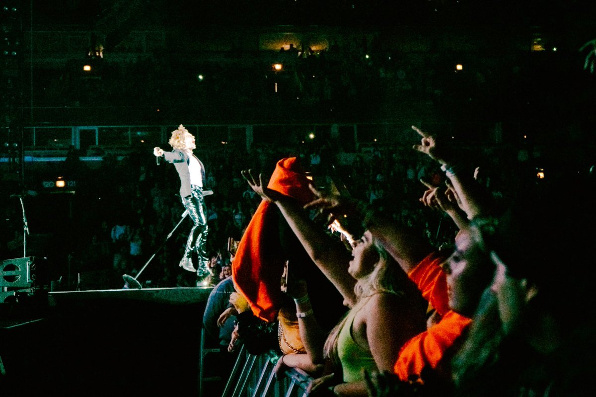 Luke5SOS's tweet image. shiny pants for the people