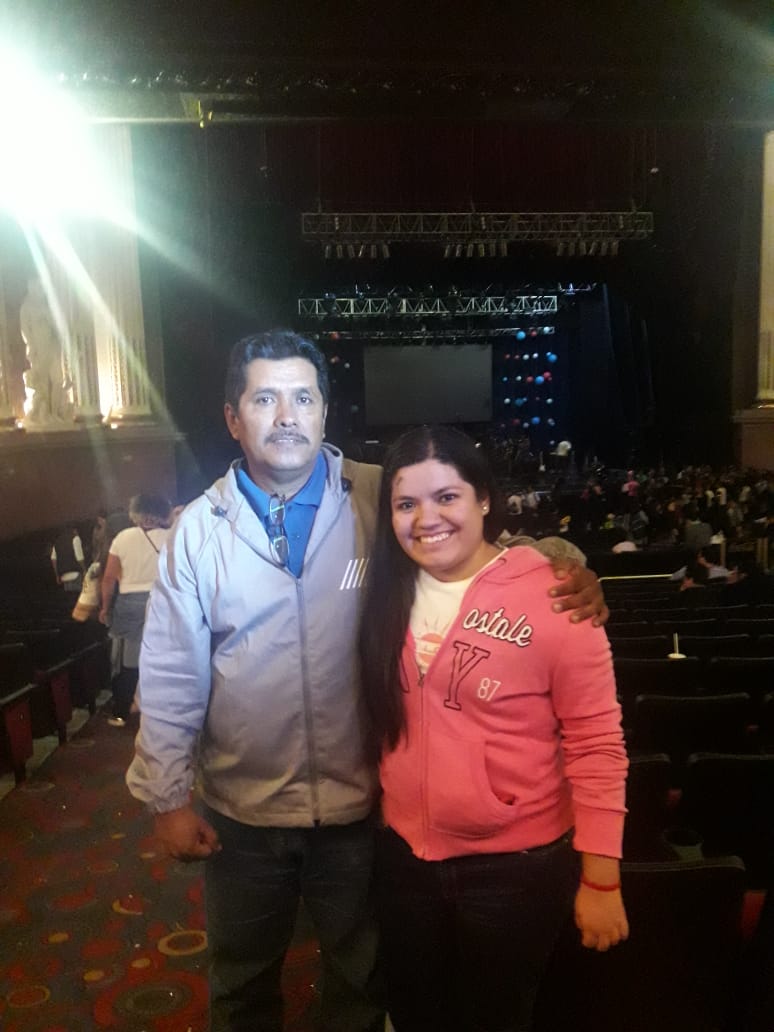 Naty95lr's tweet photo. Hace un año a estas horas estaba arreglandome para verte en el M&amp;G de 🌀Origen y ahora disfruto de mi foto contigo (y con tu familia) y disfruto de los videos que tome aquella noche tan especial, llena de magia.
Gracias @DulceMaria por esta gran noche 😍❤❤❤ https://t.co/HYcBHudLXG