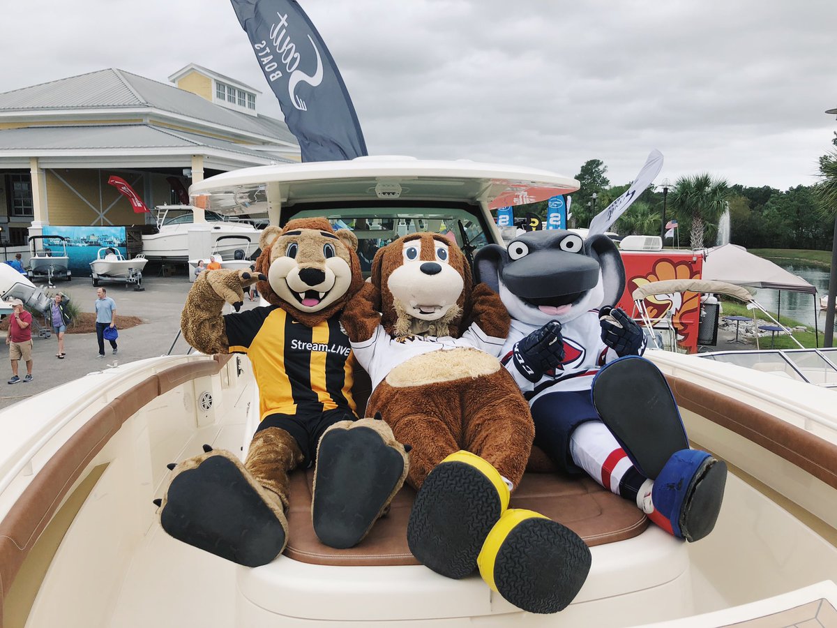 CharlieRiverDog's tweet photo. I met up with some friends today at @MarineMax for the Brews, Boats, and Bands Showcase! Thanks for having me out!!! https://t.co/KgzRLmD0Pf