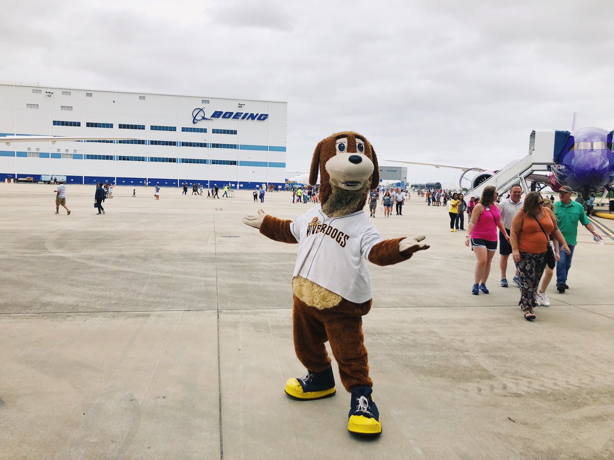 CharlieRiverDog's tweet photo. I flew over to @Boeing to tour planes, see them being built, and hang out with some friends at Family Day! #MakeFun ✈️ https://t.co/ZbMOpit125
