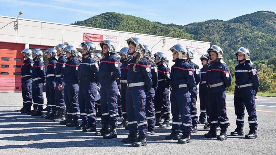 Pompiers04's tweet photo. Bienvenue à nos 4️⃣0️⃣ nouvelles recrues qui ont été reçues ce matin au sein de la direction départementale par le @DDSIS04, son adjoint le Colonel Philippe SANSA et l’équipe d’encadrement lors de la traditionnelle  journée d’accueil. Merci à tous de votre nouvel engagement ! #JDA https://t.co/n8GEq1S9FZ