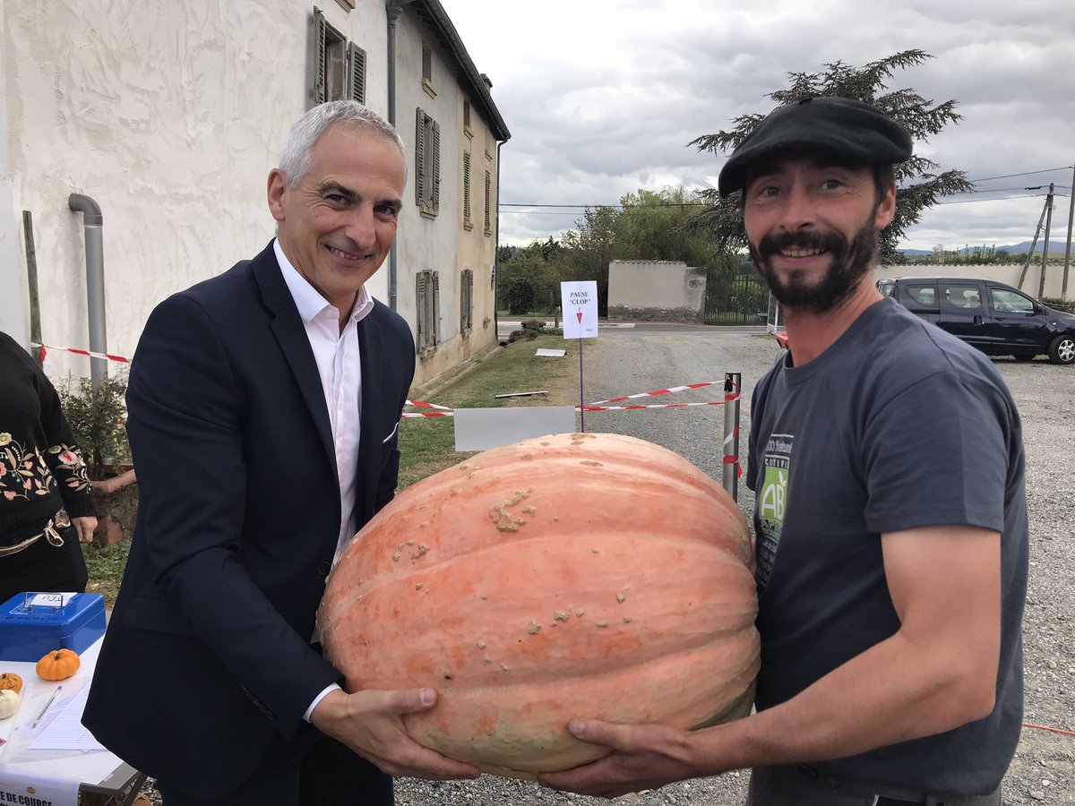 Jean_LucFUGIT's tweet photo. Foire à la COURGE chez mon ami #FrançoisGUIZE à #Orlienas L’occasion :
➡️ d’honorer ce paysan entrepreneur reconverti en Bio et qui avait réuni aujourd’hui de nombreux producteurs locaux! BRAVO !
➡️ d’échanger avec de jeunes arboriculteurs, maraîchers et brasseurs du territoire https://t.co/dQfh70PXRj
