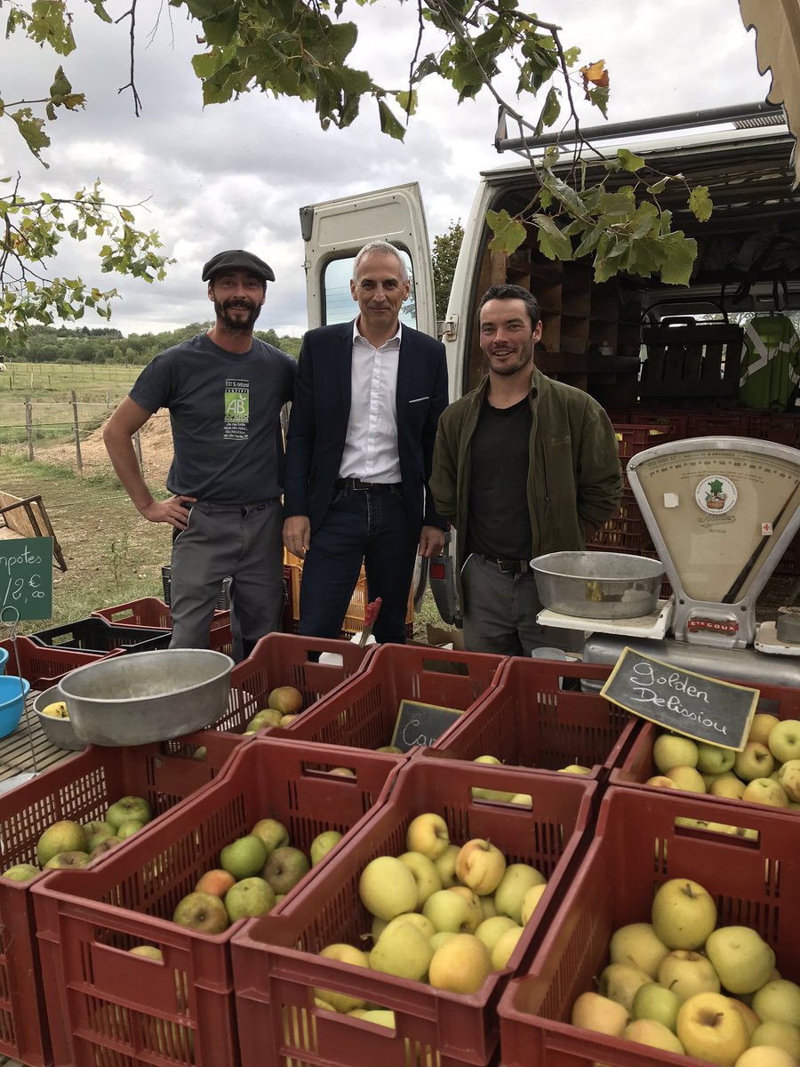 Jean_LucFUGIT's tweet photo. Foire à la COURGE chez mon ami #FrançoisGUIZE à #Orlienas L’occasion :
➡️ d’honorer ce paysan entrepreneur reconverti en Bio et qui avait réuni aujourd’hui de nombreux producteurs locaux! BRAVO !
➡️ d’échanger avec de jeunes arboriculteurs, maraîchers et brasseurs du territoire https://t.co/dQfh70PXRj
