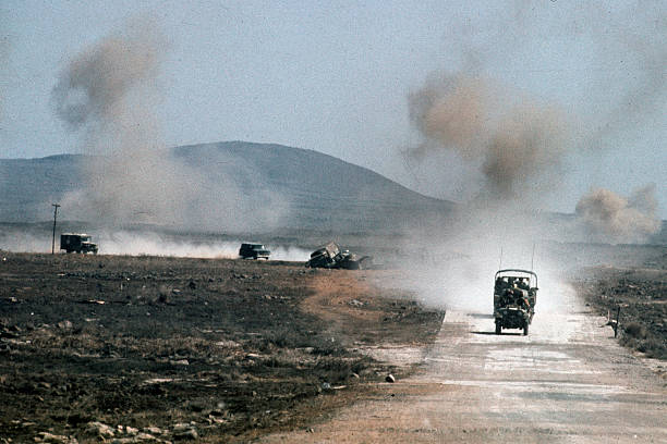 בחזית הסורית התהפכה המגמה מבלימה לתקיפה ב-11 באוקטובר, קווי האויב הסורי המבוצרים ליד קוניטרה בוקעו והשריון הישראלי החל לשעוט לעומק השטח הסורי.בתמונה, טור ישראלי תחת ארטילריה בדרכו לעומק סוריה.צילום: Rolls Press/Popperfoto דרך Getty Imagesמקור תמונה:  https://media.gettyimages.com/photos/war-and-conflict-middle-east-yom-kippur-war-pic-1973-an-israeli-picture-id80749860?k=6&m=80749860&s=612x612&w=0&h=95pUTGN6UQ-0cfwjuoWcBbHXCB1LwUhoGrwSsA5Amnc=