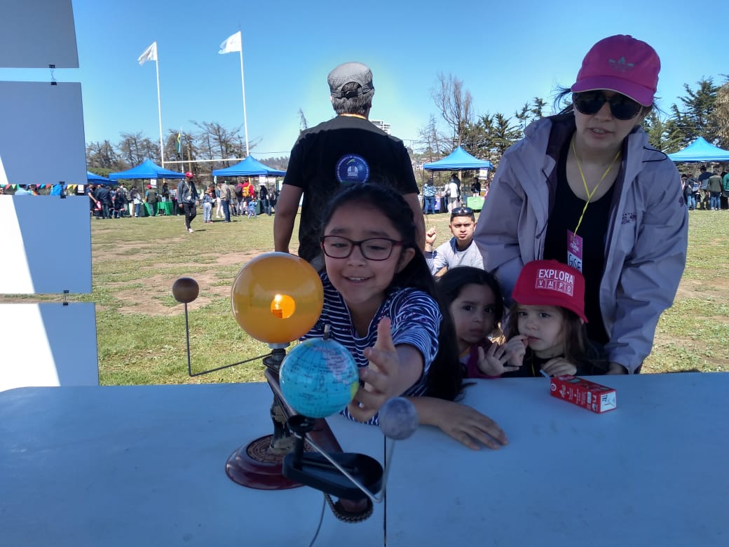 AstroSaval's tweet photo. Ya estamos en la #fiestadelaciencia en el marco de la #semanadelaciencia Les esperamos para conversar sobre astronomía, radioastronomía, movimientos de la Tierra y solarigrafías con cámara oscura 🤓🔭 https://t.co/zUqwVEjheE
