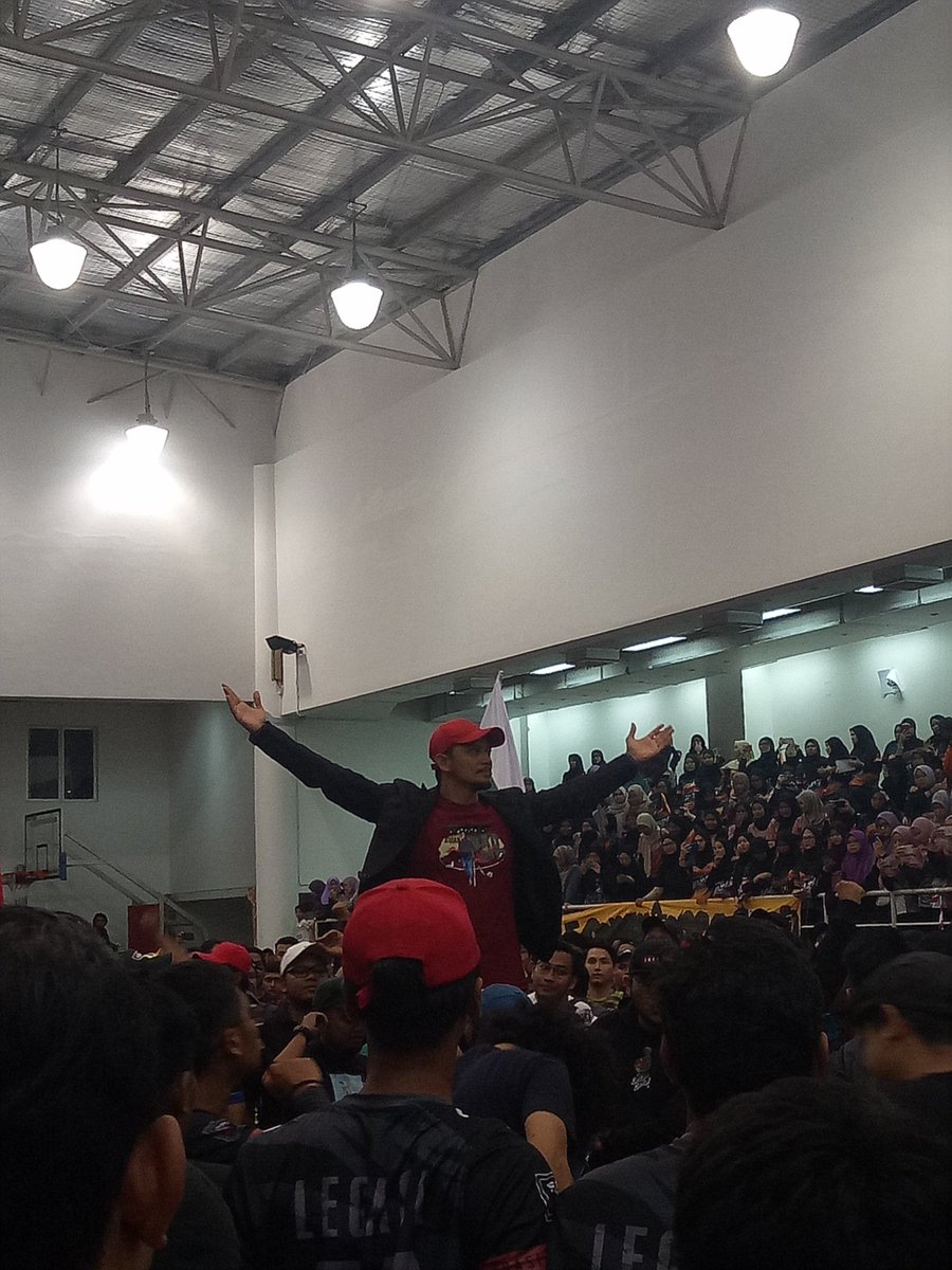 anas_iman's tweet photo. Capo Lekir gais turun UTeM
battle of Chant antara faculty, padahal malam td ada game Malaysia, nasib baik lah friendly aje
#Saf14UTeM
#SukanAntaraFakulti
#UTeM
#BattleOfChant
#SiTopiMerah
#obeycapo https://t.co/WSVqUdnhvf