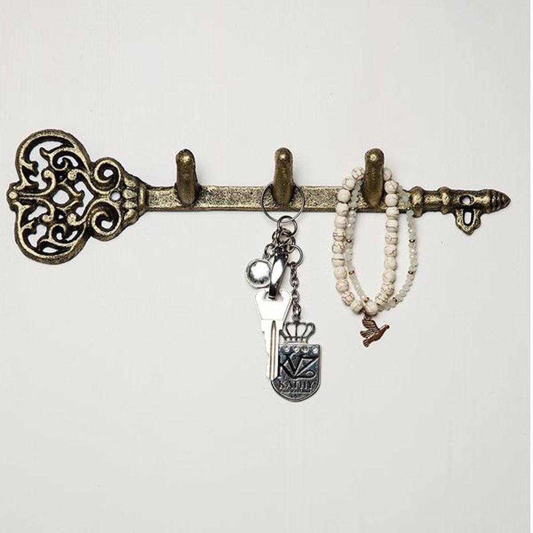 ComfifyHQ's tweet photo. This metal key rack is everything your keys have ever needed and more. Click on the link to shop https://t.co/5zaS7cT54B and save $1 on decor to give That Space a little love.

#comfification #vintage #shabbychic #rustic #antique #frenchfarmhouse #homedecor #interiordesign #sale https://t.co/SZ653ZtPeo