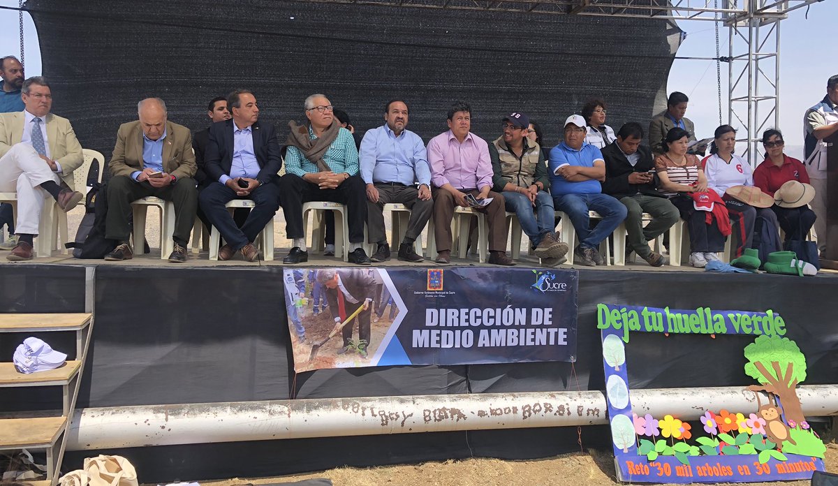 FLACMA_'s tweet photo. Delegados de #FLACMA acompañan en la Ciudad de Sucre, Capital de Bolivia, a nuestro Presidente @ArcienegaIvan, durante magnífico evento “Sembrando 30Mil Árboles en 30Minutos”, donde miles de jóvenes expresaron su compromiso por el medio ambiente y su denuncia vs cambio climático. https://t.co/bHnnJN49O1