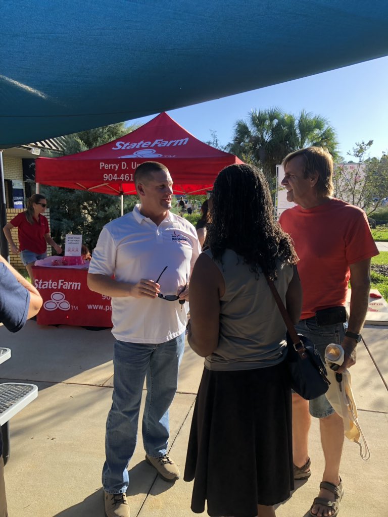 Rob_HardwickFL's tweet photo. #TeamHardwick was out in force yesterday at the #PinkUpThePace expo! Thanks to all of our volunteers, as well as, each of the race participants who stopped by to sign a petition & learn more about our campaign. https://t.co/YtCkhqXn9j