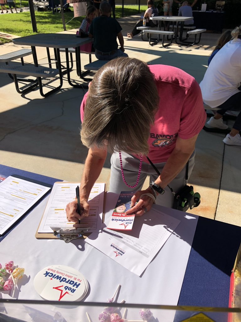 Rob_HardwickFL's tweet photo. #TeamHardwick was out in force yesterday at the #PinkUpThePace expo! Thanks to all of our volunteers, as well as, each of the race participants who stopped by to sign a petition & learn more about our campaign. https://t.co/YtCkhqXn9j