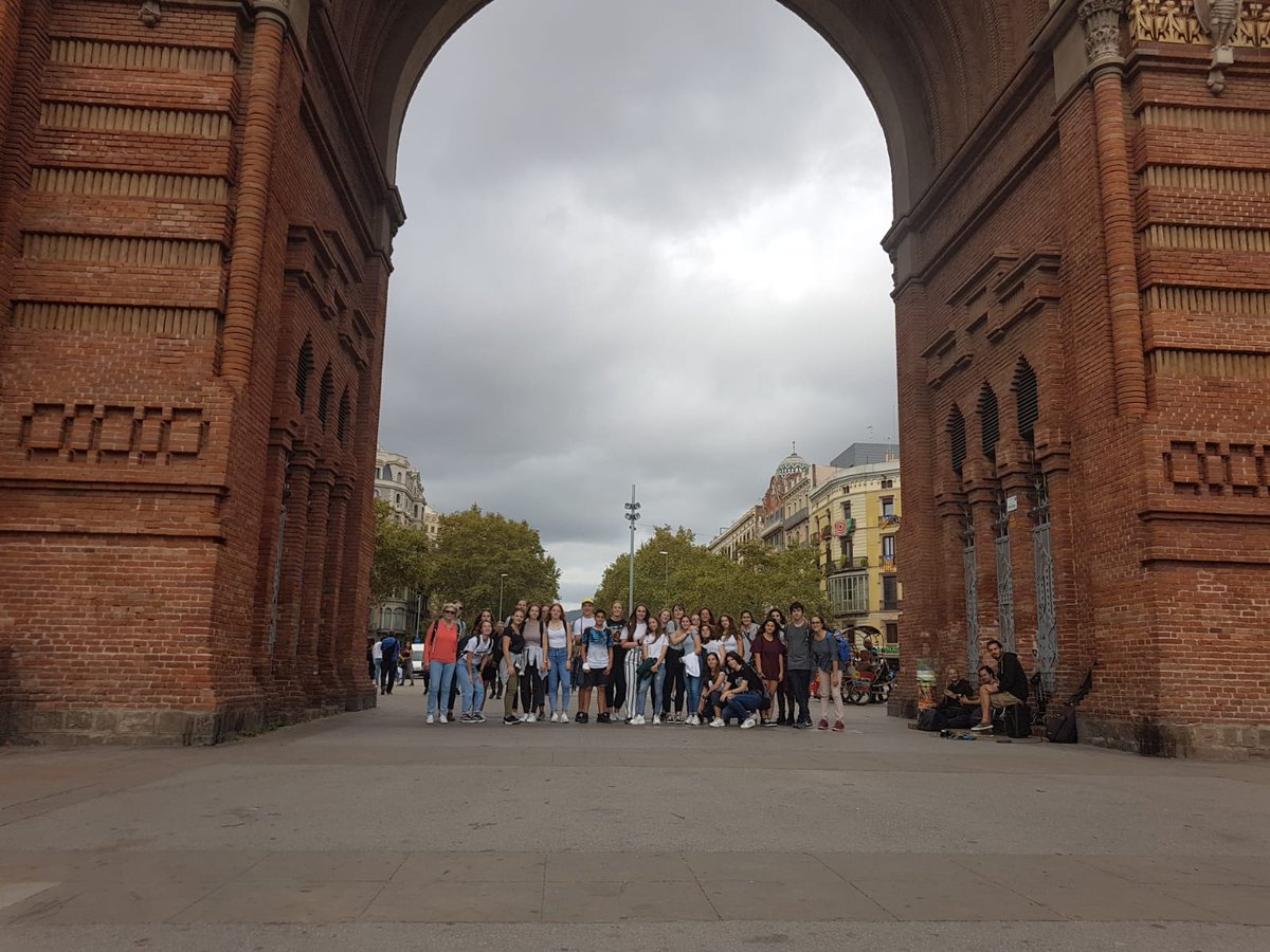 nogensmenys's tweet photo. Dia 2 #schulaustausch @InstitutSantPol #wolfhelmschule Ruta per Barcelona. #SagradaFamilia #ArcdelTriomf #Born i #PortaldelAngel Wir sind ganz müde https://t.co/364NdVgz16
