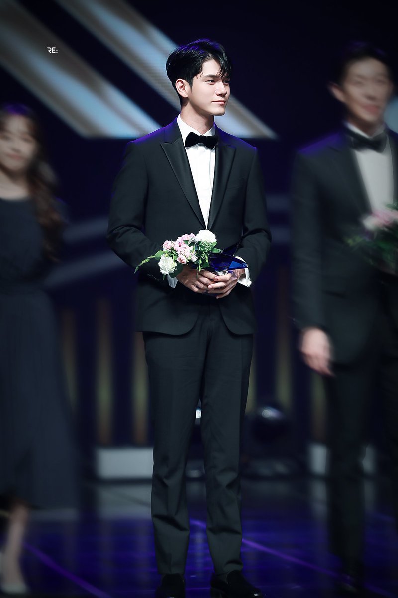 RE_ONG950825's tweet photo. 191002 잘생김상까지 3관왕
#옹성우 #ONGSEONGWU #オンソンウ  #邕圣祐 #องซองอู https://t.co/ZuVGkZABf4